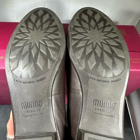 Munro Women’s High End Flats - Picture 2 of 6